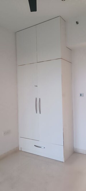 Room in 3.5 BHK Apartment at Puri Diplomatic Greens Phase I, Sector 111 – for Rent