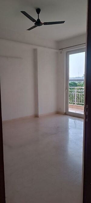 Room in 3.5 BHK Apartment at Puri Diplomatic Greens Phase I, Sector 111 – for Rent