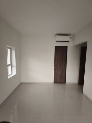 Room in 2 BHK Apartment at Lodha Amara, Kolshet Road – for Rent