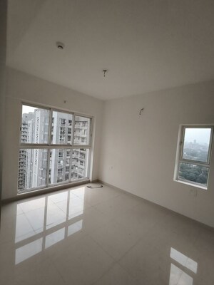 Room in 2 BHK Apartment at Lodha Amara, Kolshet Road – for Rent