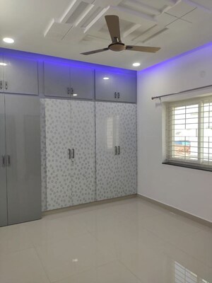 Room in 3 BHK Builder Floor at Kondapur – for Rent