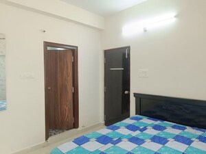 Room in 3 BHK Builder Floor at Kondapur – for Rent