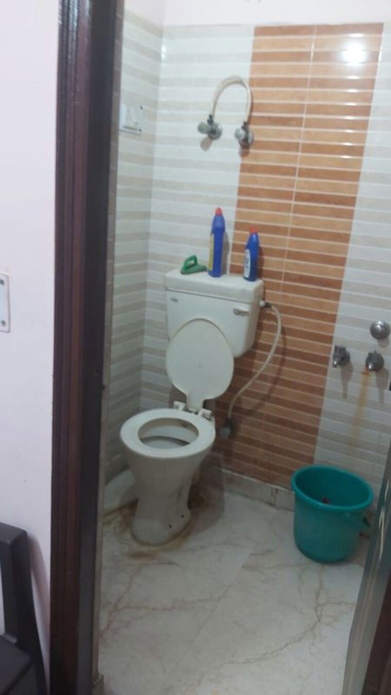 Bathroom, pandav nagar 2.5 Bedroom 550 Sq.Ft. Builder Floor In Pandav Nagar Delhi 10374557