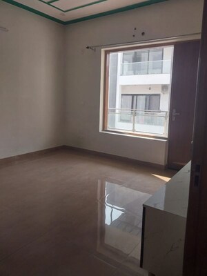 Room in 3 BHK Builder Floor at Laxman Chowk – for Rent