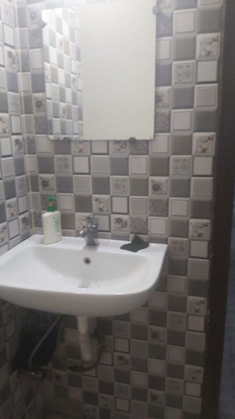 Bathroom, pandav nagar 2.5 Bedroom 700 Sq.Ft. Builder Floor In Pandav Nagar Delhi 10374573
