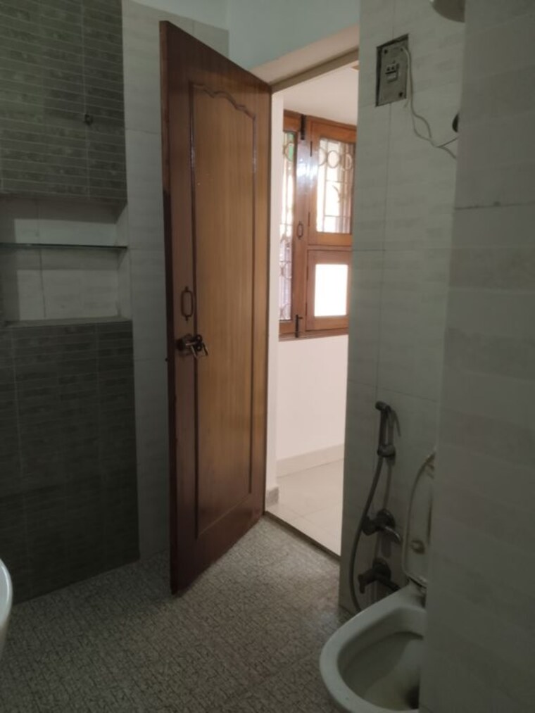 Bathroom, sarita vihar 3 Bedroom 1900 Sq.Ft. Apartment In Sarita Vihar Delhi 10374583