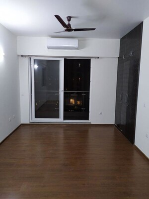 Room in 3.5 BHK Apartment at Microtek Greenburg, Sector 86 – for Rent