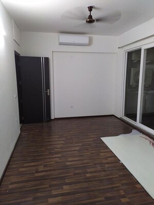 Room in 3.5 BHK Apartment at Microtek Greenburg, Sector 86 – for Rent