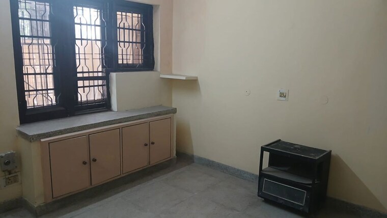 Room, sector 14 3 Bedroom 350 Sq.Yd. Independent House In Sector 14 Faridabad 10352741