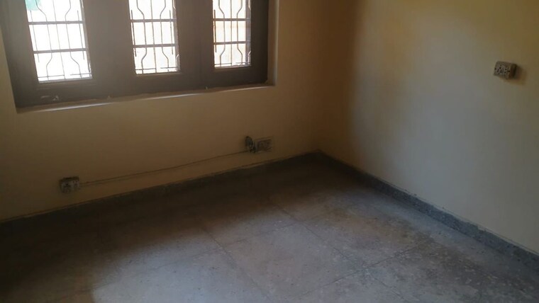 Room, sector 14 3 Bedroom 350 Sq.Yd. Independent House In Sector 14 Faridabad 10352741