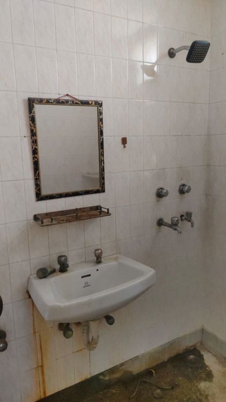 Bathroom, alpha-1-rwa 3 Bedroom 1000 Sq.Ft. Apartment In Alpha 1 Greater Noida Greater Noida 10374800