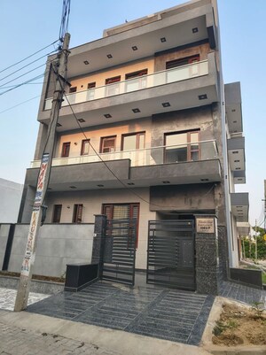 1 BHK Builder Floor For Rent in Sector 8