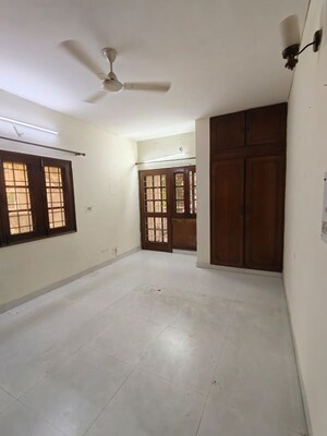 Room in 3 BHK Apartment at Vasant Kunj – for Rent