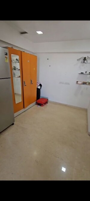 Room in 3.5 BHK Apartment at Neminath Ocean View, Andheri West – for Sale