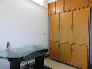 Room in 5 BHK Apartment at Swastik Park, Chembur – for Rent