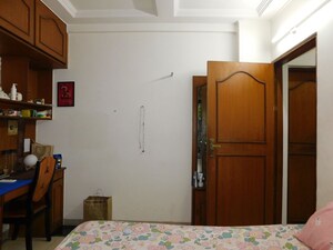 Bedroom in 5 BHK Apartment at Swastik Park, Chembur – for Rent
