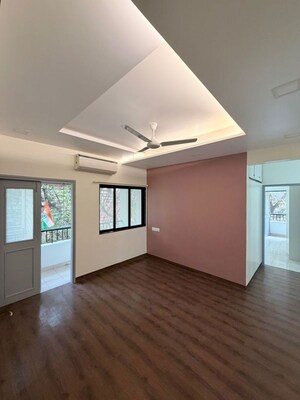 Room in 2 BHK Apartment at Sunaina Apartments Santacruz, Santacruz West – for Rent