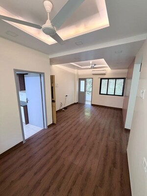 Room in 2 BHK Apartment at Sunaina Apartments Santacruz, Santacruz West – for Rent