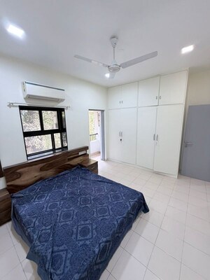 Bedroom in 2 BHK Apartment at Sunaina Apartments Santacruz, Santacruz West – for Rent