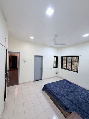 Bedroom in 2 BHK Apartment at Sunaina Apartments Santacruz, Santacruz West – for Rent
