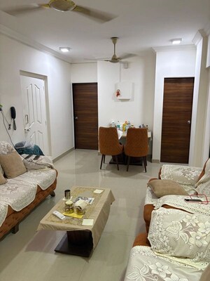 Team Area in 2 BHK Apartment at Khar West – for Rent