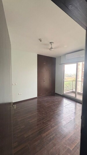 Room in 3.5 BHK Apartment at Microtek Greenburg, Sector 86 – for Rent
