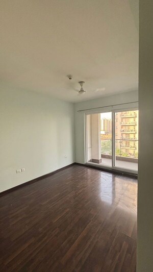 Room in 3.5 BHK Apartment at Microtek Greenburg, Sector 86 – for Rent