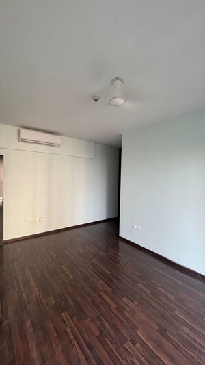 Room in 3.5 BHK Apartment at Microtek Greenburg, Sector 86 – for Rent