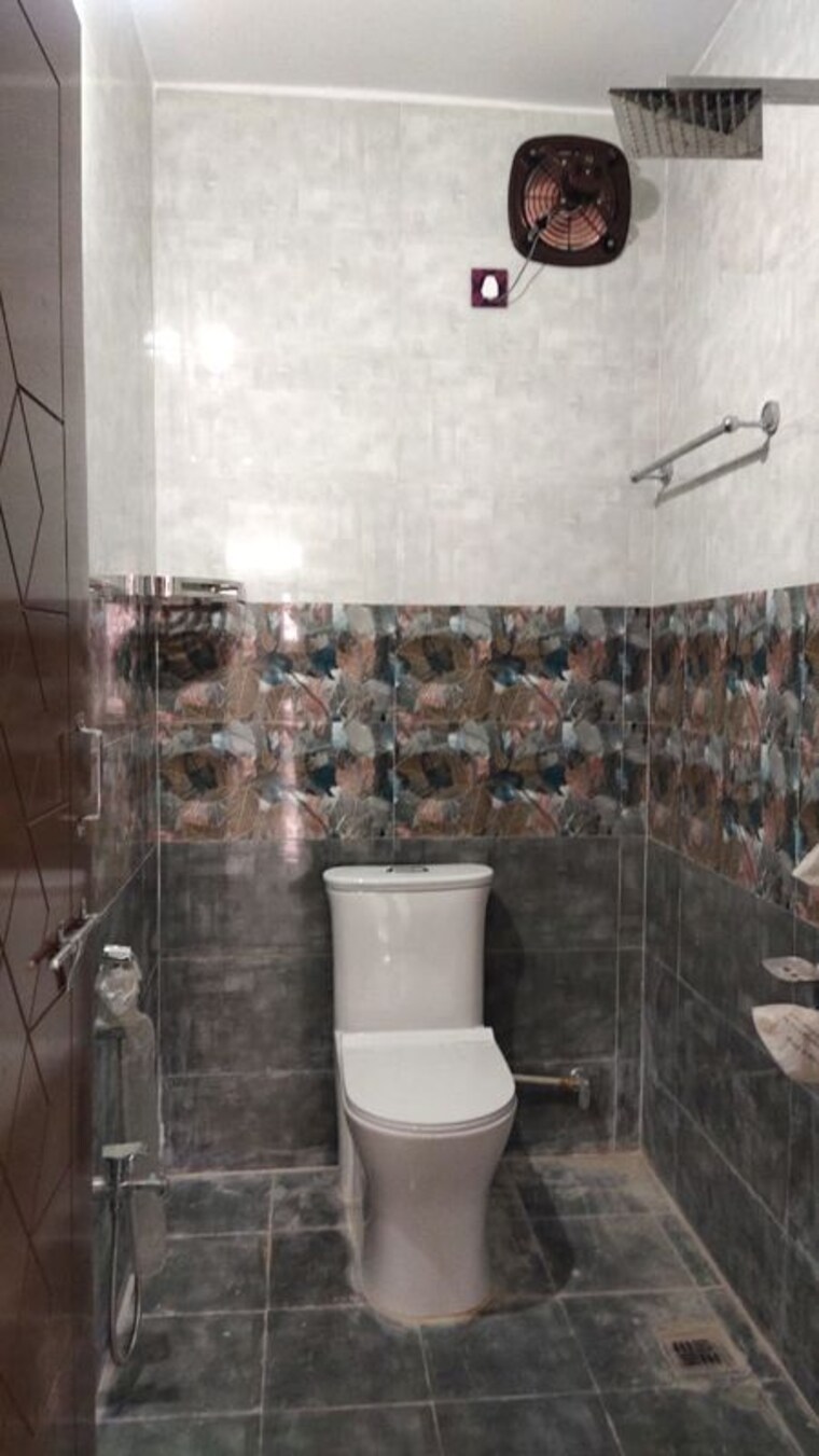 Bathroom, sri nagar colony 3 Bedroom 1750 Sq.Ft. Apartment In Sri Nagar Colony Hyderabad 10375339