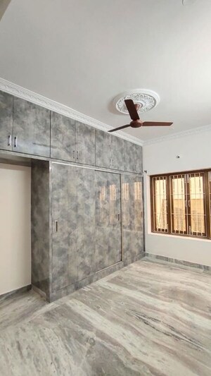 Room in 3 BHK Apartment at Sri Nagar Colony – for Rent