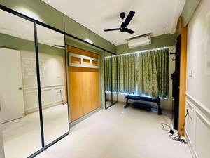 Room in 2 BHK Apartment at Kalpataru Paramount A, Kapur Bawdi – for Rent