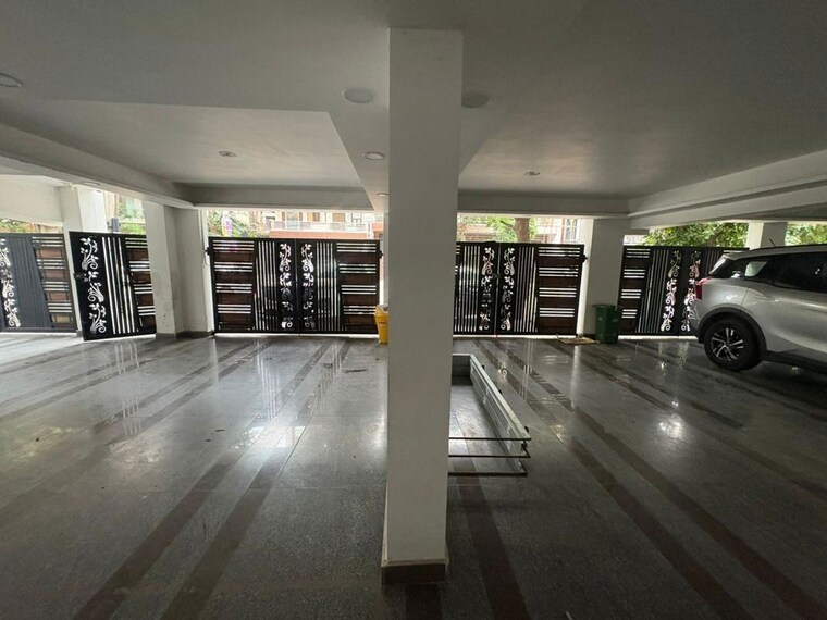  Parking, ansal-executive-residency 4 Bedroom 300 Sq.Yd. Builder Floor In Sushant Lok ii Gurgaon 10375351