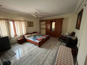 Bedroom in 3 BHK Builder Floor at Sriram Nagar – for Rent