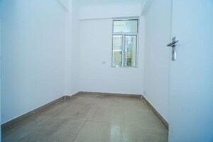 Room in 2.5 BHK Apartment at Amrapali Zodiac, Sector 120 – for Rent