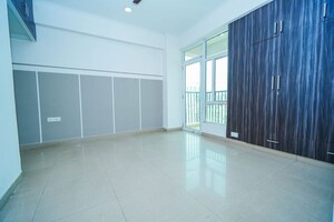 Room in 2.5 BHK Apartment at Amrapali Zodiac, Sector 120 – for Rent