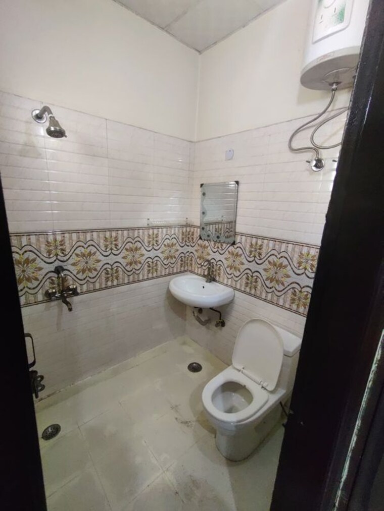 Bathroom, arun-vihar 3 Bedroom 2500 Sq.Ft. Apartment In Sector 29 Noida 10375634