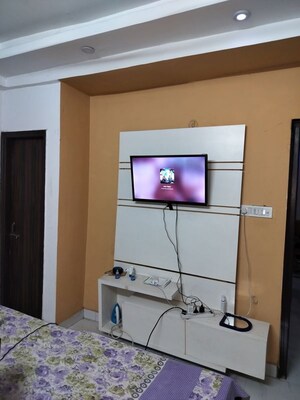 Furnished Amenities in 3 BHK Apartment at Arun Vihar, Sector 29 – for Rent