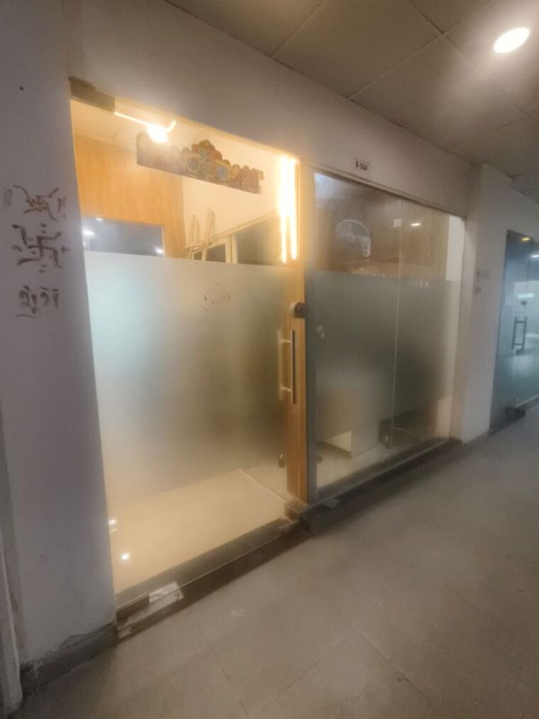 Room, gaur-city-center Commercial Office Space 856 Sq.Ft. In Sector 4 Greater Noida Greater Noida 10248364