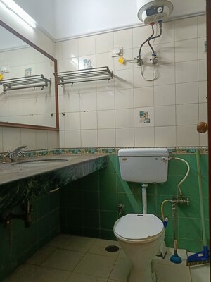 Washroom in 3 BHK Builder Floor at Unitech Singleton Floors South City, Sector 50 – for Rent