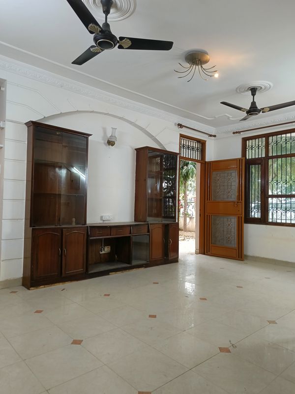 3 BHK 2400 Sq.Ft. Builder Floor in Unitech Singleton Floors South City
