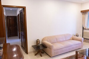 Furnished Amenities in 2 BHK Apartment at Ravi Darshan, Pali Hill – for Rent
