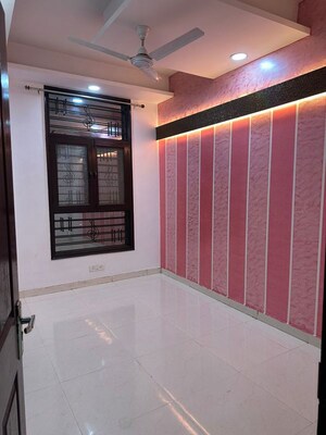 Room in 2 BHK Builder Floor at Sapphire Tower, Sector 104 – for Rent