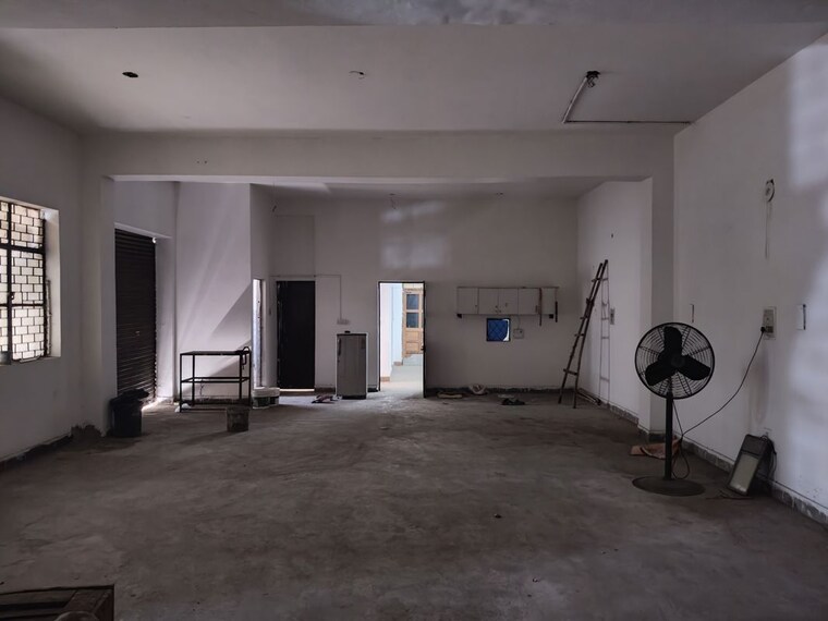 Hall, sector 63 Commercial Warehouse 1800 Sq.Ft. In Sector 63 Noida 10375737