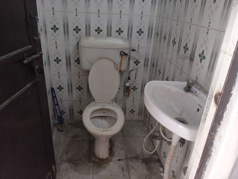 Bathroom, sector 63 Commercial Warehouse 1800 Sq.Ft. In Sector 63 Noida 10375737