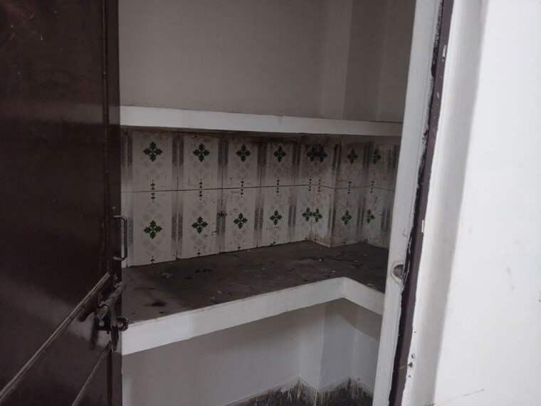 Bathroom, sector 63 Commercial Warehouse 1800 Sq.Ft. In Sector 63 Noida 10375737