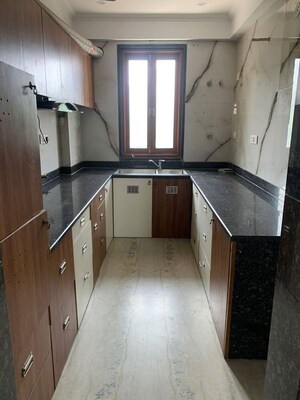 Kitchen in 3.5 BHK Builder Floor at BPTP Amstoria, Sector 102 – for Sale