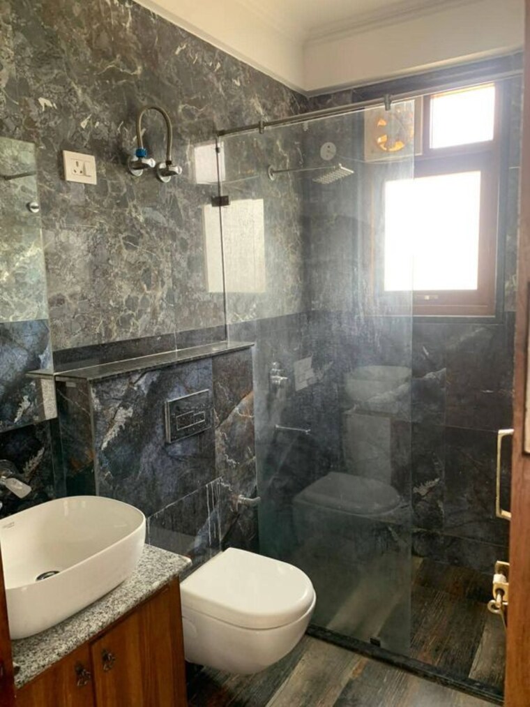 Bathroom, bptp-amstoria 3.5 Bedroom 250 Sq.Yd. Builder Floor In Sector 102 Gurgaon 10375842