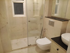 Bathroom in 4 BHK Apartment at DLF City Phase V, Dlf Phase V – for Rent