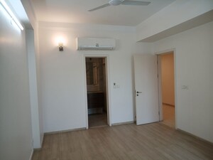 Building Lobby in 4 BHK Apartment at DLF City Phase V, Dlf Phase V – for Rent