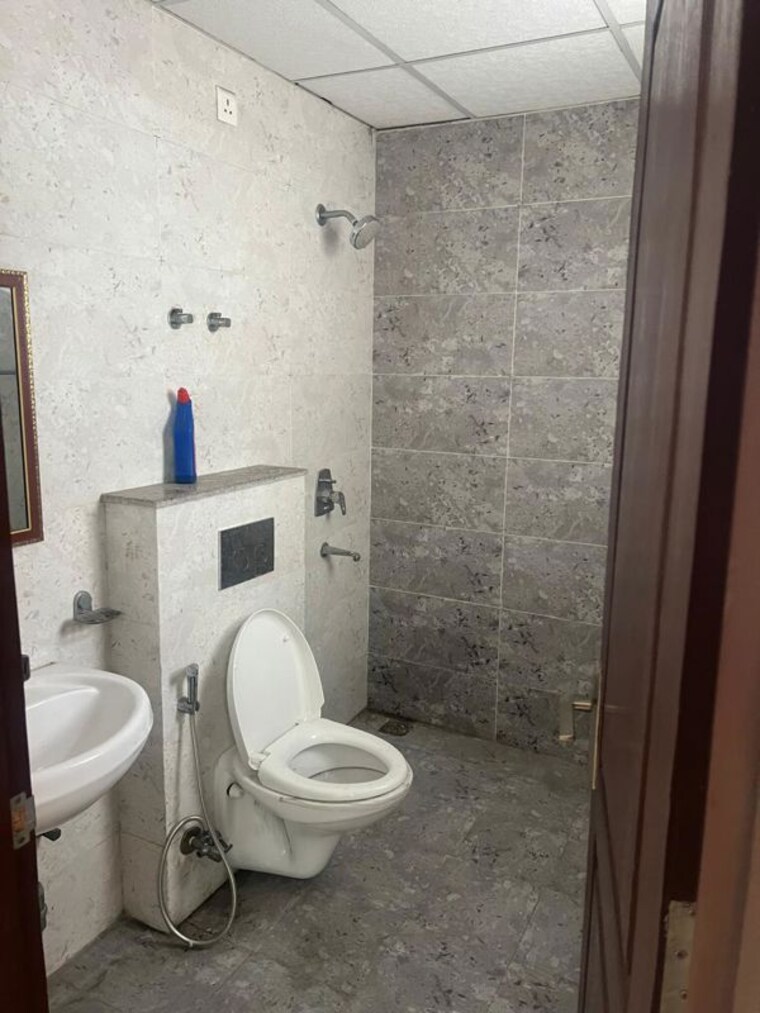 Bathroom, bptp-elite-floors 4 Bedroom 250 Sq.Yd. Builder Floor In Sector 83 Faridabad 10375837